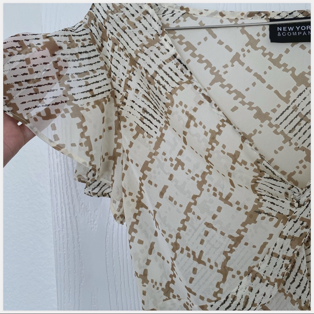 Lightweight Sheer Patterned Blouse - image 4